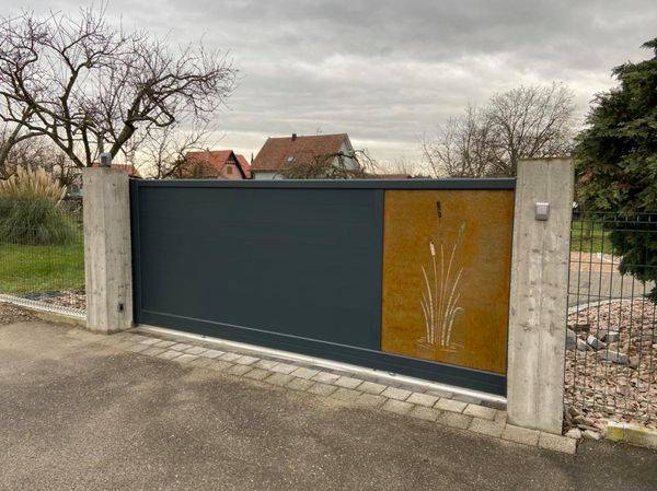 Réalisation d’un portail coulissant aluminium avec tôle en acier corten