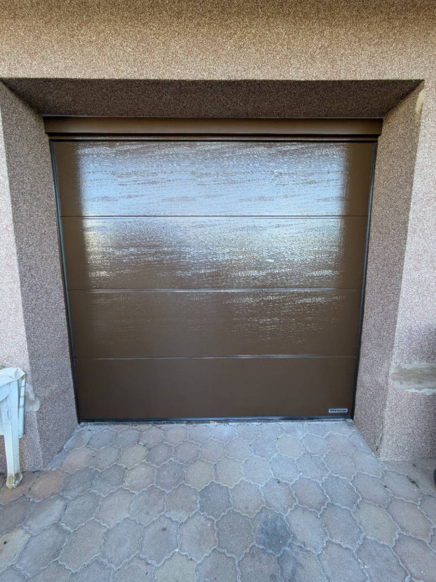 Pose d'une porte de garage Hörmann en coloris brun et texture bois à Epfig proche de Obernai