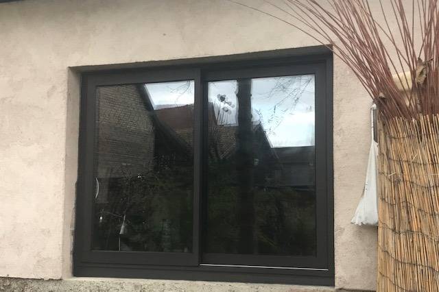 Fabrication sur-mesure d'une fenêtre aluminium soulevant coulissant en coloris brun à Epfig proche de Sélestat